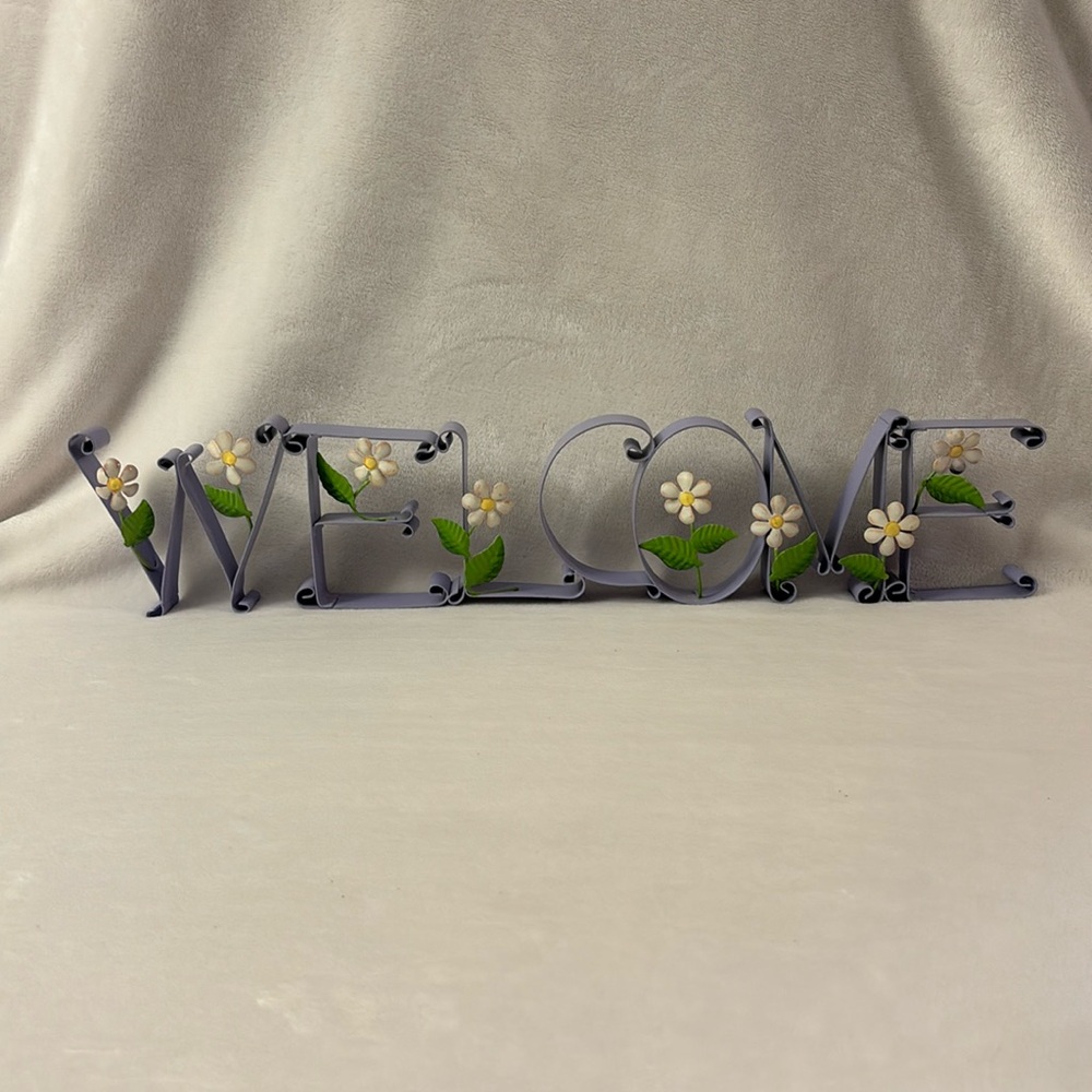 Lavender “Welcome” sign with daisies.